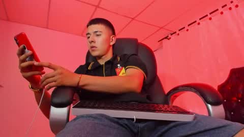 Aleck Boy online show from 11/12/25, 08:52