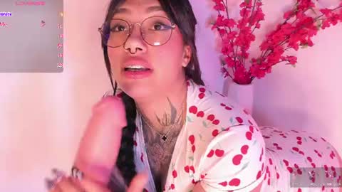 Snapshot of aleja_5 chatting on 06/19/26, 04:28 Ale online show from 06/19/26, 04:28