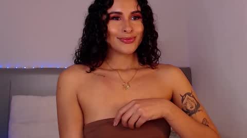 Snapshot of alejandraray chatting on 11/08/25, 05:01 Danna Ray online show from 11/08/25, 05:01