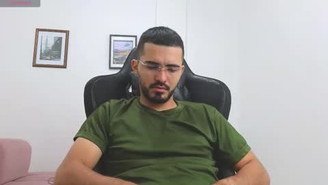 Snapshot of alejandroo_7 chatting on 11/22/25, 04:06 alejandroo_7 online show from 11/22/25, 04:06