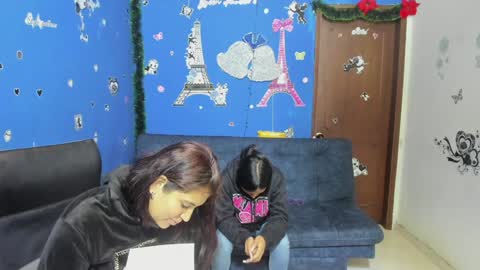 Snapshot of alejita_smithh chatting on 01/24/25, 01:47 zoe and Kataleya online show from 01/24/25, 01:47