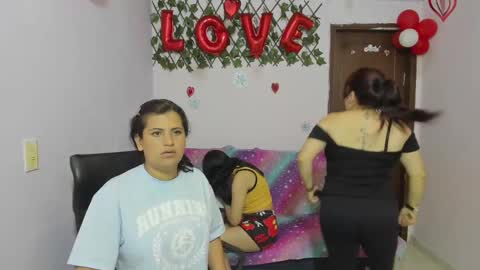 Snapshot of alejita_smithh chatting on 03/04/25, 03:37 zoe and Kataleya online show from 03/04/25, 03:37