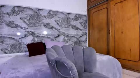 alejo_gray1 online show from 12/02/25, 12:10