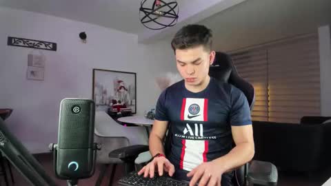 Snapshot of alejoo_twink chatting on 11/18/25, 10:47 ONLYFANS Alejoo twink online show from 11/18/25, 10:47