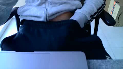 Snapshot of aleks8686 chatting on 12/15/25, 02:43 Aleks online show from 12/15/25, 02:43