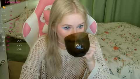 Snapshot of aleksalore chatting on 10/06/25, 03:04 Lexi online show from 10/06/25, 03:04