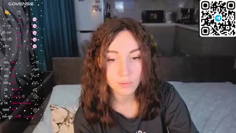 Snapshot of alena_mell chatting on 12/17/25, 04:35 Alenkaaa online show from 12/17/25, 04:35