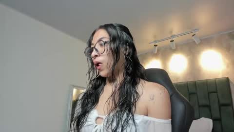 Snapshot of alessia_storm_ chatting on 04/16/26, 01:17 Alessia online show from 04/16/26, 01:17