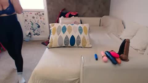 Snapshot of alesyadollblonde chatting on 12/15/25, 07:12 AlesyadollBlonde online show from 12/15/25, 07:12