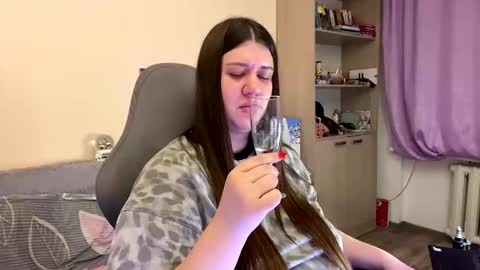 Snapshot of aletta_oushen chatting on 01/24/25, 06:25 Aletta Oushen online show from 01/24/25, 06:25