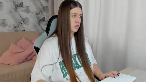 Snapshot of aletta_oushen chatting on 10/06/25, 10:56 Aletta Oushen online show from 10/06/25, 10:56