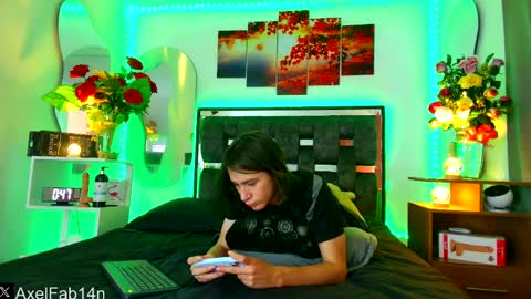 Snapshot of alex_and_fabian chatting on 02/18/25, 07:09 sneider online show from 02/18/25, 07:09