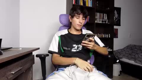 Snapshot of alex_connorr chatting on 11/02/25, 10:56 alex_connorr online show from 11/02/25, 10:56