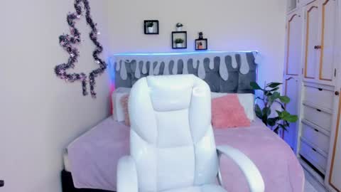 Snapshot of alex_cute77 chatting on 12/06/24, 12:05 alex online show from 12/06/24, 12:05
