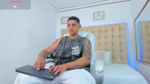 Snapshot of alex_cute77 chatting on 09/29/25, 12:32 alex online show from 09/29/25, 12:32