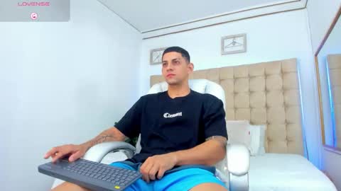 Snapshot of alex_cute77 chatting on 09/30/25, 11:59 alex online show from 09/30/25, 11:59