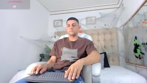 Snapshot of alex_cute77 chatting on 10/15/25, 10:48 alex online show from 10/15/25, 10:48