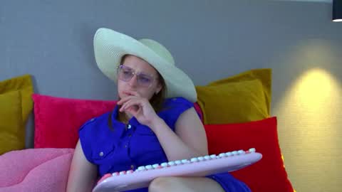 Snapshot of alexaavery chatting on 06/20/26, 06:49 AlexaAvery online show from 06/20/26, 06:49