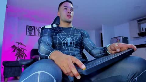 Snapshot of alexander_collin_ chatting on 12/19/24, 01:18 Alex Collin online show from 12/19/24, 01:18