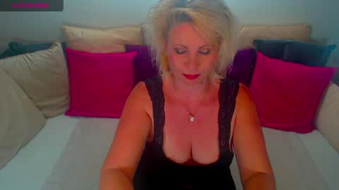 Snapshot of alexine_mcqueen chatting on 05/09/26, 11:21 Alexine McQueen online show from 05/09/26, 11:21