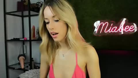 Snapshot of alexisbanx chatting on 12/15/25, 02:54 alexisbanx online show from 12/15/25, 02:54