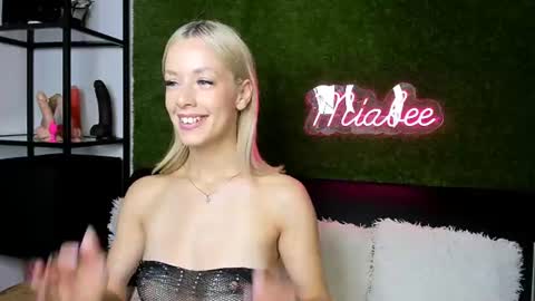 Snapshot of alexisbanx chatting on 07/12/26, 02:30 alexisbanx online show from 07/12/26, 02:30