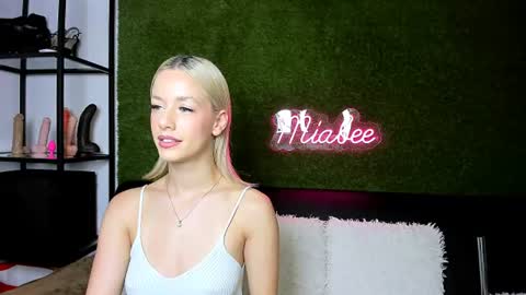 Snapshot of alexisbanx chatting on 07/14/26, 05:40 alexisbanx online show from 07/14/26, 05:40