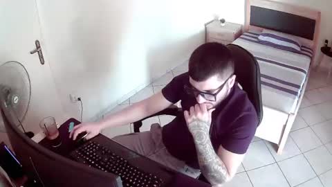Snapshot of alexthepro00 chatting on 06/19/26, 01:04 alexthepro00 online show from 06/19/26, 01:04