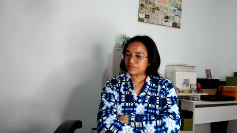 Snapshot of alia054 chatting on 06/10/26, 12:55 Alia online show from 06/10/26, 12:55