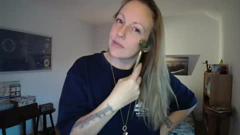 Snapshot of alice8363 chatting on 11/15/25, 07:38 Alice online show from 11/15/25, 07:38