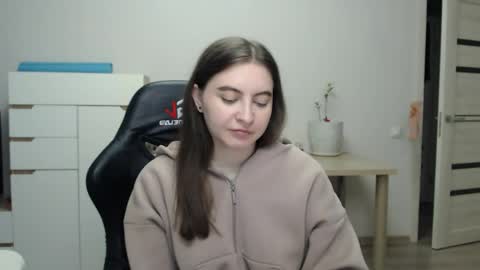 Snapshot of alice_________________________ chatting on 06/01/26, 01:35 Alice online show from 06/01/26, 01:35