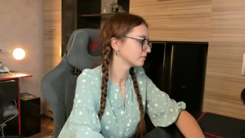 Snapshot of alice_alarcon chatting on 10/17/25, 08:50 Hey Im Alice online show from 10/17/25, 08:50