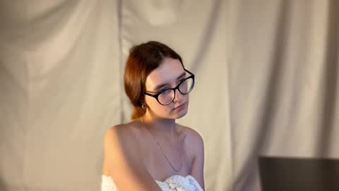 Snapshot of alice_alarcon chatting on 11/01/25, 01:57 Hey Im Alice online show from 11/01/25, 01:57