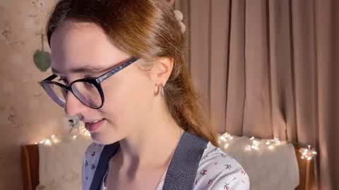 Snapshot of alice_alarcon chatting on 11/15/25, 10:37 Hey Im Alice online show from 11/15/25, 10:37