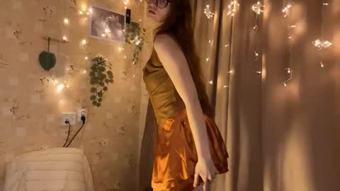 Snapshot of alice_alarcon chatting on 11/29/25, 10:24 Hey Im Alice online show from 11/29/25, 10:24