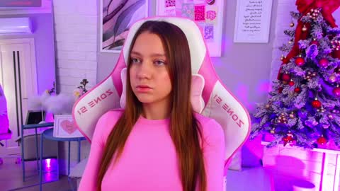 Snapshot of alice_charmy chatting on 01/11/25, 05:10 Alice in Wonderland online show from 01/11/25, 05:10