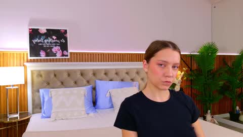 Snapshot of alice_charmy chatting on 02/23/25, 05:12 Alice in Wonderland online show from 02/23/25, 05:12