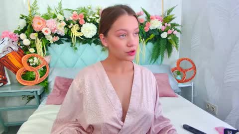 Snapshot of alice_charmy chatting on 09/27/25, 06:18 Alice in Wonderland online show from 09/27/25, 06:18