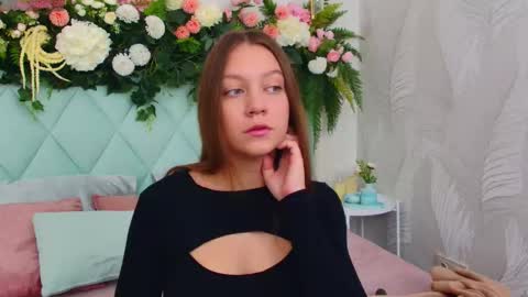 Snapshot of alice_charmy chatting on 10/12/25, 06:01 Alice in Wonderland online show from 10/12/25, 06:01