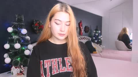 Snapshot of alice_clark13 chatting on 12/19/25, 09:27 Alis online show from 12/19/25, 09:27