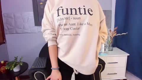 Snapshot of alice_evans_lov chatting on 01/02/25, 01:08 Alice Evans online show from 01/02/25, 01:08