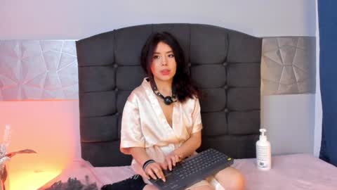 Snapshot of alice_evans_lov chatting on 01/17/25, 10:33 Alice Evans online show from 01/17/25, 10:33