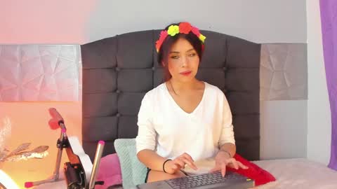 Snapshot of alice_evans_lov chatting on 02/05/25, 04:48 Alice Evans online show from 02/05/25, 04:48