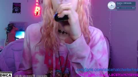 Snapshot of alice_hatchette chatting on 09/30/25, 12:21 Alice Hatchette online show from 09/30/25, 12:21