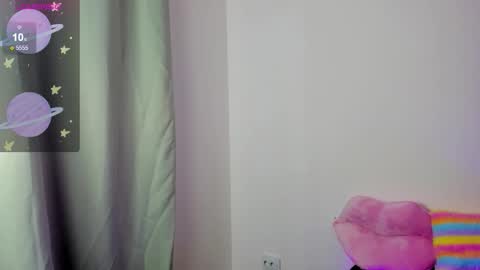 Snapshot of alice_next_door_ chatting on 10/05/25, 11:19 Alice online show from 10/05/25, 11:19