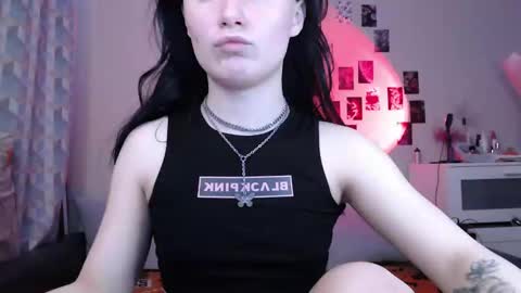 Snapshot of alice_perrez chatting on 03/04/25, 12:12 Alice and Mike online show from 03/04/25, 12:12