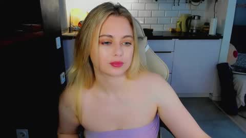 Snapshot of alice_wander chatting on 06/08/26, 04:35 Alice online show from 06/08/26, 04:35
