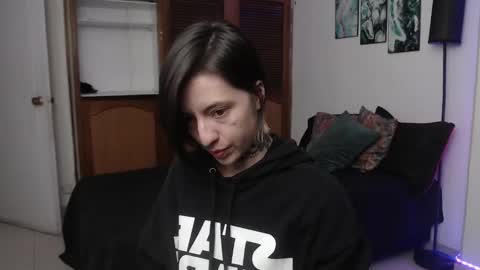 alicee_logan_ online show from 11/18/25, 11:15