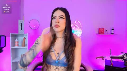 Snapshot of alicee_vixen chatting on 10/20/25, 12:27 Alice online show from 10/20/25, 12:27