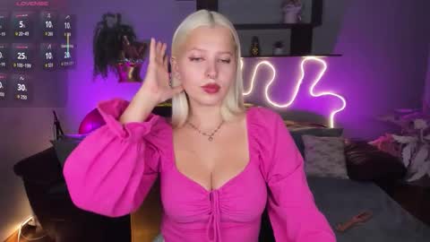 Snapshot of alicefreman chatting on 09/19/25, 11:55 Alice online show from 09/19/25, 11:55